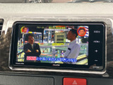 テレビ番組を画面で視聴できる装備です。停車中の休憩時間などに映像を楽しめるため、お出かけ先で待ち時間がある際にも便利に活用いただけます。ご利用時は停車してお楽しみください。
