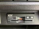 ETC車載器を備え、高速道路の料金所を通過する際に便利です。カードの出し入れや状態の確認がしやすい位置に設置され、日々のお出かけから遠出まで活用できます。