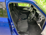 運転席まわりはシートに座ったときの視界が広く、前方や周囲を確認しやすいレイアウトです。黒を基調とした落ち着いた空間で、日々の移動も過ごしやすく、乗り降りの際もゆとりを感じます。