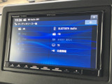 音楽やラジオなど複数のメニューが一覧表示され、使いたい音源を選びやすい画面です。項目ごとの表示が見やすく、日常の移動中も好みに合わせた音楽を楽しめます。