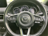 左右のスポークに複数のスイッチがまとまり、運転姿勢を保ちながら手元で各種機能を操作できます。計器類も視界に収まり、運転中の確認や操作がしやすい配置です。