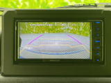 画面には後方の映像と進行方向の目安となるガイド線が表示され、駐車時の周囲確認をサポートします。車庫入れや狭い場所での後退時に、目安として活用できます。