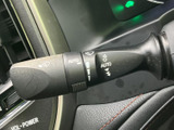 レバーにワイパーのマークやAUTO表示があり、設定内容を目で確かめやすい設計です。雨天時など天候が変わる場面でも、手元で作動設定を切り替えられて便利です。