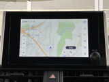 画面には地図が表示され、現在地や周辺の道路を確認しながら目的地までの道順を把握できます。地図の拡大縮小や画面上の項目にもアクセスしやすく、初めての場所へのお出かけにも心強い装備です。