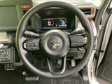 手元に複数のスイッチを備え、運転姿勢を大きく変えずに操作しやすい設計です。メーターも正面に見渡せる配置で、日々の運転を快適にサポートします。