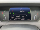 速度や燃料残量などの情報が画面にまとめて表示され、運転中に必要な状況を確認しやすい構成です。表示が見やすく、日々の運転を支える実用的な装備です。