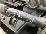 レバーには操作位置を示す表示が整然と並び、必要な設定を確認しやすい仕様です。雨天時など視界への配慮が必要な場面でも、手元で扱いやすい装備です。