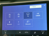 FMやAM、テレビ、Bluetooth、USBなど、音源を画面から選べるメニューを備えています。利用したい項目を見つけやすく、車内での時間を快適に過ごせます。