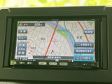 地図上で現在地周辺の道路や施設を確認でき、目的地までのルート設定にも活用できます。画面上に案内項目が整理されており、初めての場所へ向かう際にも便利です。