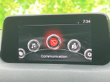 多彩な機能が手のひらに収まる、使いやすいインターフェースです。目的地設定や音楽再生など、スムーズな操作性を実現しています。