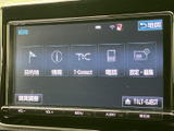 目的地や情報、電話、設定などのメニューがまとまり、必要な項目を画面から選べます。画面下にも操作ボタンが並び、ナビやオーディオの操作をまとめて行える便利な装備です。