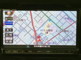 道路や周辺施設が画面に表示され、目的地までの道筋を確認しやすいナビ画面です。周辺情報を見ながら、初めて訪れる場所へのお出かけにも活用できます。