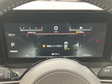 速度やシフト位置など、運転時に確認したい情報がデジタル表示に集約されています。警告表示や車両の案内も画面で確認でき、必要な情報をひと目で把握しやすいメーターパネルです。