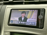 テレビ番組を楽しめる画面を装備しています。停車中の待ち時間に映像を視聴でき、画面表示から選局などの操作も確認しやすい仕様です。車内で過ごす時間を快適に活用できます。