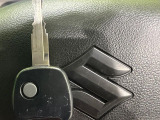【キーレス】少し離れた場所からでもボタン一つでドアの開錠・施錠ができるのでとっても便利!ドアの鍵穴周りに傷をつけることもありません♪