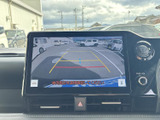 車両後方の映像と目安線をモニターで確認でき、駐車時の後方確認をサポートします。周囲の状況を画面で見ながら、車庫入れや切り返しの際に役立ちます。