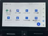 画面には各種メニューが表示され、地図や音楽などの機能へ切り替えやすい構成です。タッチ操作で必要な項目を確認でき、日々の移動を便利にサポートします。