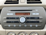 CDやラジオに対応したオーディオを備え、手元のボタンと中央のダイヤルで選局や音量調整がしやすい配置です。日々の移動中もお好みの音源を楽しめます。