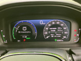 速度や走行情報などがメーター内にまとまり、運転中も必要な表示を確認しやすい構成です。中央の表示も見やすく、車両の情報を把握しながら運転に集中しやすくなります。