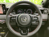 手元に各種スイッチがまとまり、運転姿勢を大きく変えずに車内機能へアクセスしやすい仕様です。握りやすい形状で、日々の運転時にも自然な姿勢を保ちやすくなっています。