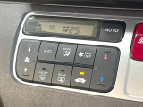 【オートエアコン】一度お好みの温度に設定すれば、車内の温度を検知し風量や温度を自動で調整。暑い&hellip;寒い&hellip;と何度もスイッチ操作をする必要はありません。快適な車内空間には必須の機能ですね♪