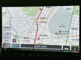 周辺の道路や施設を地図上で確認でき、現在地を把握しながら目的地探しに活用できます。縮尺やメニューも画面上で確認しやすく、行き先設定に便利です。