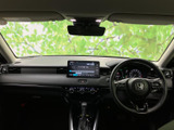 運転席まわりは前方へ視線を向けやすい配置で、開放感のある視界が広がります。シートや内装は落ち着いた色調でまとまり、運転する方も同乗者も過ごしやすい空間です。