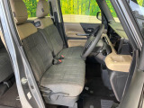 運転席まわりには十分なスペースがあり、大柄な方でもゆったり運転していただける環境です。