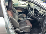運転席まわりを広く見渡せ、前方やメーター類を確認しやすいレイアウトです。シートは落ち着いた色合いでまとめられ、座面と背もたれの形状が身体を支え、ゆったり過ごせます。