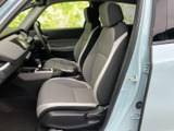 前席は体を支える立体的な形状で、運転席まわりも見渡しやすい配置です。シートや足元は落ち着いた色合いでまとめられ、乗り降りの際にも室内全体の様子を確認しやすい空間です。