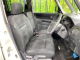 運転席まわりには十分なスペースがあり、大柄な方でもゆったり運転していただける環境です。