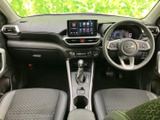 運転席まわりは各部が見渡しやすく、前方の視界もすっきりしています。シートは身体を預けやすい形状で、落ち着いた色合いの室内は清潔感のある雰囲気。助手席との距離感もゆとりを感じられます。