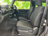 助手席側からも前席の座面や足元を確認しやすく、乗り込んだ後の見通しもすっきりしています。落ち着いた色合いのシートと広がりのある足元で、同乗者もゆったり過ごせます。