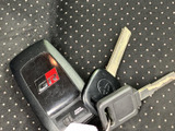 複数のキーがそろい、用途に応じて使い分けられる構成です。車内で保管場所を決めておけば、乗車時に取り出しやすく、日常の外出やご家族での車両利用にも便利にお使いいただけます。