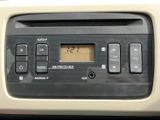 AM・FMラジオやCD、AUXの表示が並び、音源を選びやすい操作部です。ボタンや画面の表記が確認しやすく、日々の移動中も使いたい機能を把握しながら操作できます。