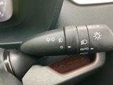 レバーには見やすい表示が配置され、必要な操作を確認しやすいつくりです。運転席から手を伸ばしやすい位置にあり、日々の運転で扱いやすさを感じられます。