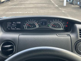 速度計や燃料計などをまとめて確認できるメーター配置で、運転中に必要な情報を視線の近くで把握できます。表示部も備わり、走行に関する情報を見やすく確認できます。