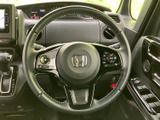 手元には複数のスイッチが備わり、運転姿勢を保ちながら各種機能を扱いやすい仕様です。握りやすい形状と落ち着いた表面仕上げで、毎日の運転を快適にサポートします。