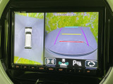 車両周辺の映像と後方のガイドラインを画面で確認でき、駐車時の周囲確認をサポートします。車庫入れや切り返しの際にも、目視と合わせて状況を確かめられる便利な装備です。