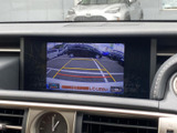 後方の映像とガイドラインを画面で確認でき、駐車時の周囲の把握を助けます。車庫入れや狭い場所での取り回しに便利で、目視とあわせて状況を確かめながら操作できます。日常の駐車を心強く支えます。