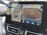 後方の映像に加えて車両周辺の様子も画面で確認でき、駐車時の安全確認をサポートします。目安となるガイド表示も備わり、後退時の周囲確認に役立つ装備です。