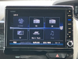 CD・DVDやラジオ、ミュージックラック、iPodなど、複数の音源を画面から選択できます。使いたいメニューが一覧で表示されるため、日々の移動に合わせて音楽を楽しめます。