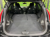 後席を格納すると、これだけの広さが!シーンに合わせたシートアレンジで、大きな荷物も積むことが出来ます♪