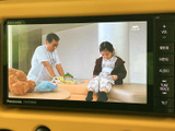 テレビ映像を画面で楽しめる装備です。停車中の待ち時間に番組を視聴でき、車内で過ごす時間を快適に活用できます。見たい番組があるときにも便利な機能です。