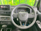 インテリアに合わせたデザインのステアリングは、運転される方のことも考え、運転しやすい形状、大きさです。是非一度、実際に触ってお確かめください。