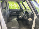 前席は座面や背もたれにゆとりを感じる形状で、運転席からの視界も広く確保されています。ドア側の窓から外の様子を確認しやすく、毎日の乗り降りにも便利な空間です。