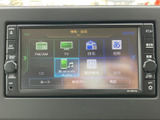 ラジオやテレビ、Bluetooth Audioなどの選択肢が画面に表示され、使いたい音源を確認しやすい仕様です。目的地設定などのメニューもまとまり、日常のお出かけに活用できます。
