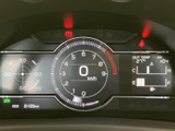 速度や燃料残量、外気温などの情報がまとまって表示され、運転に必要な状況を確認しやすいメーターです。視線の移動を抑えながら、走行前や走行中の確認に役立ちます。