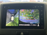 車両周辺を複数の視点で確認できる画面を備え、駐車時などに周囲の状況を把握する助けになります。ガイド表示もあり、狭い場所での取り回しをサポートします。