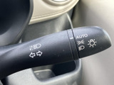 レバーに表示されたマークから操作内容を確認しやすく、運転中も手元で必要な操作を行えます。周囲の明るさに合わせた設定も備わり、日常の運転を支える装備です。
